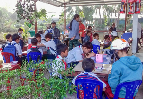 Hậu Giang: Quán cơm 0 đồng phục vụ học sinh, người khó khăn