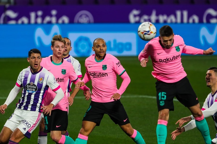 Messi qua mặt "Vua bóng đá" Pele, Barca bỏ túi 3 điểm