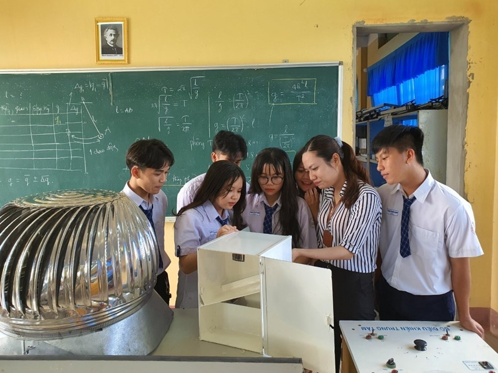 Độc đáo mô hình máy tạo nước sạch từ điện gió của cậu học trò lớp 11