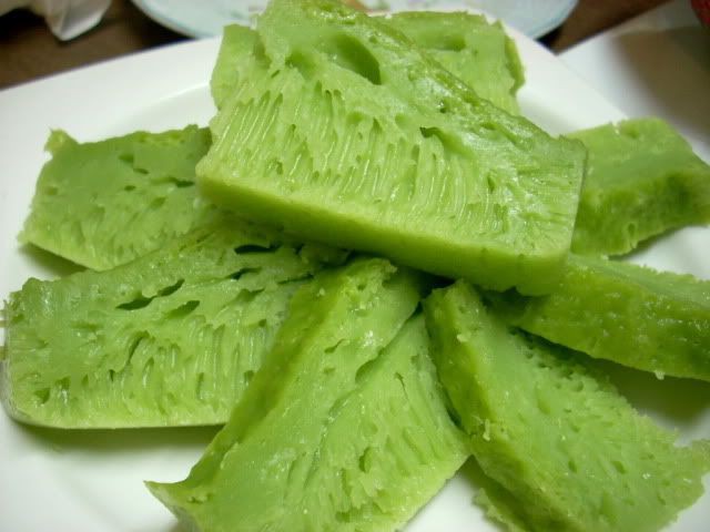 Ngọt ngào hương vị các món bánh màu xanh lá dứa của miền Tây