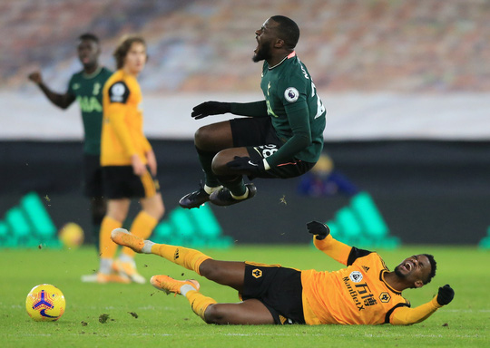 Tottenham đánh rơi chiến thắng phút cuối, lỡ Top 4 Ngoại hạng Anh