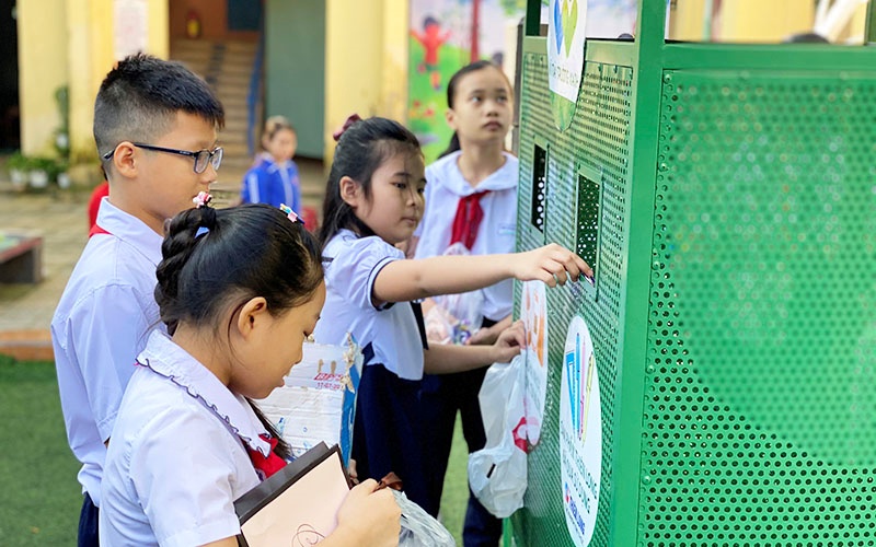 Góp học bổng tặng học sinh nghèo từ việc phân loại rác thải