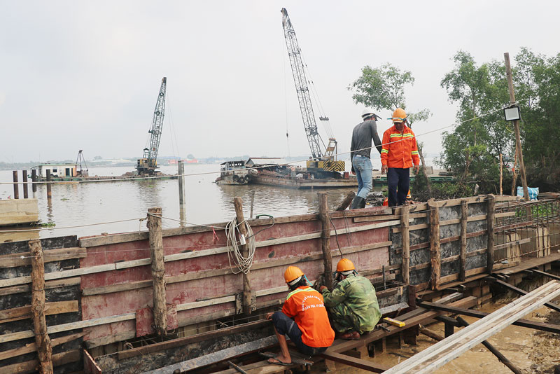 Khẩn trương xây dựng Bến phà Rạch Miễu tạm