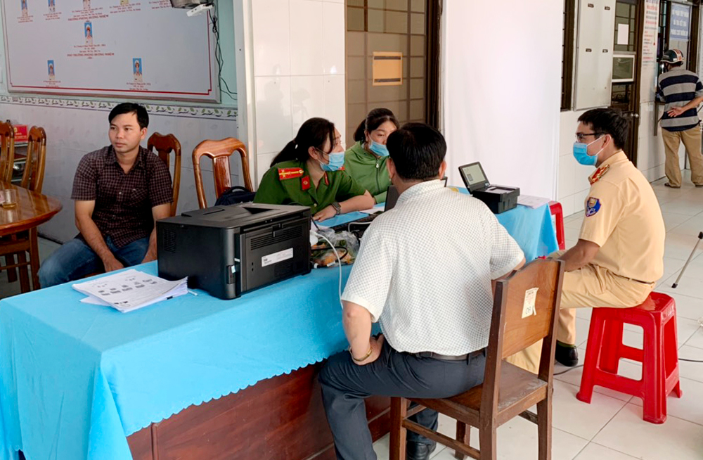 Công an tỉnh An Giang triển khai cấp thẻ căn cước gắn chip điện tử từ ngày 1-1-2021