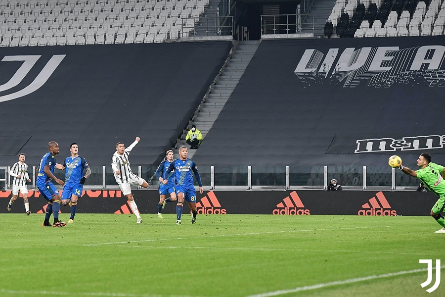 Ronaldo sáng rực, Juventus thắng to trận đầu năm 2021