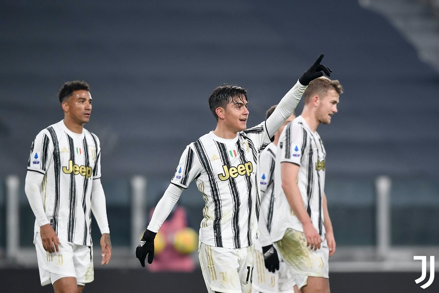 Ronaldo sáng rực, Juventus thắng to trận đầu năm 2021