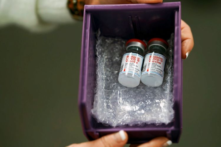 Dược sĩ làm hỏng 500 liều vaccine vì cho rằng gây biến đổi DNA của người