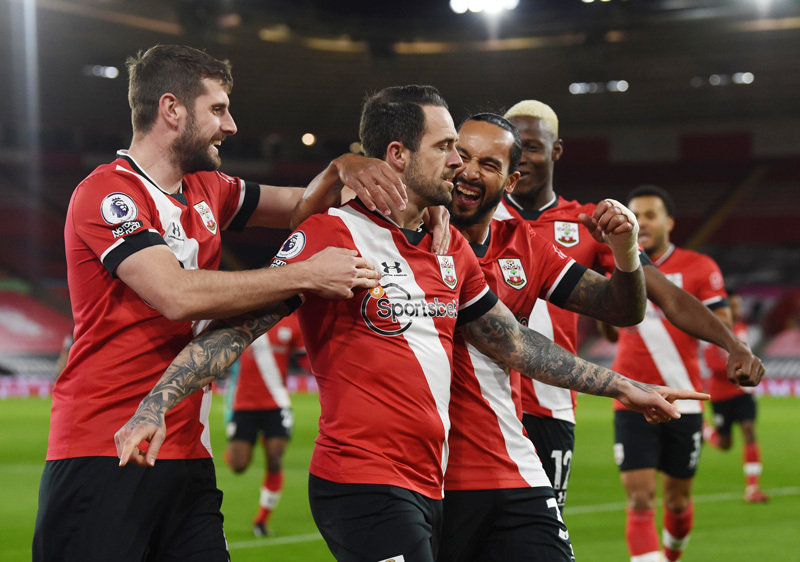 Liverpool thua bẽ bàng Southampton, MU cười sướng