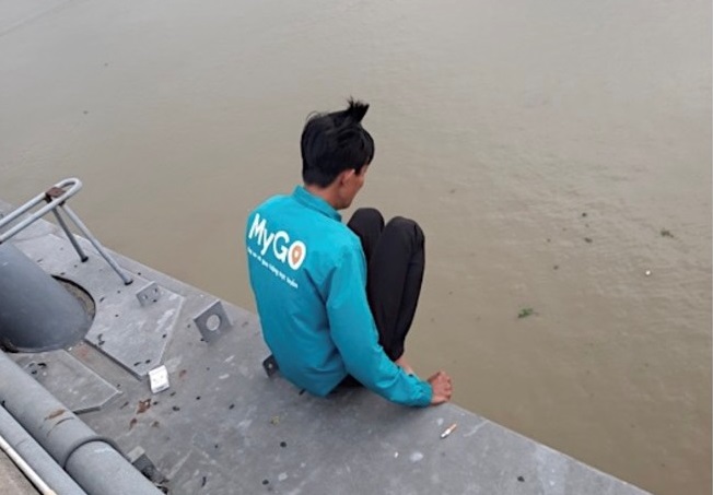 Cứu thanh niên thua chứng khoán định nhảy cầu Cần Thơ tự tử