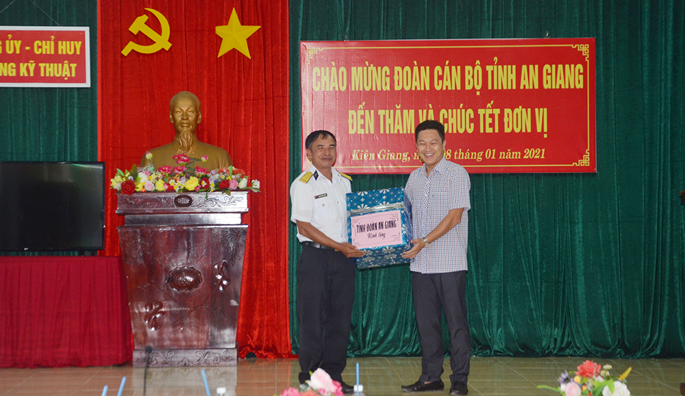 Tỉnh đoàn An Giang thăm, chúc Tết Phòng Kỹ thuật – Bộ Tư lệnh vùng 5 Hải quân
