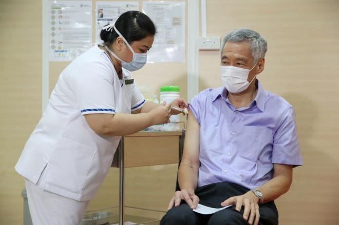 Thủ tướng Singapore tiêm vaccine COVID-19