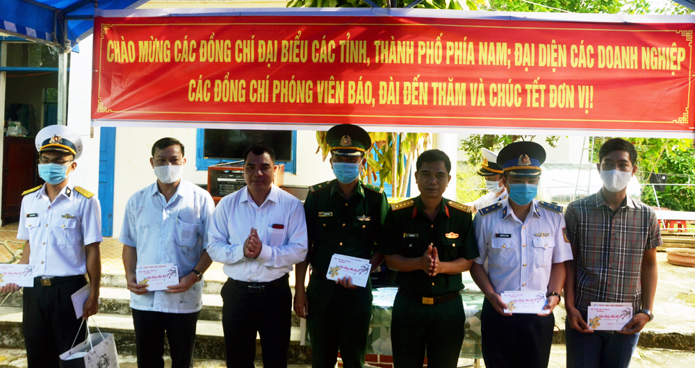 Bộ Tư lệnh Vùng 5 Hải quân thăm, chúc Tết cán bộ, chiến sĩ và nhân dân đảo Thổ Chu