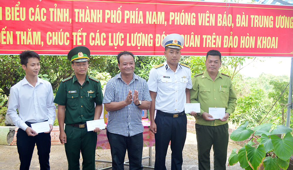 Thăm, chúc Tết các lực lượng trên đảo Hòn Khoai