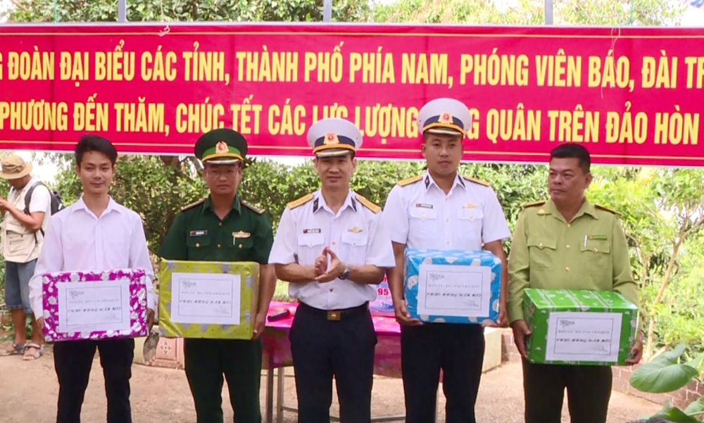 Thăm, chúc Tết các lực lượng trên đảo Hòn Khoai