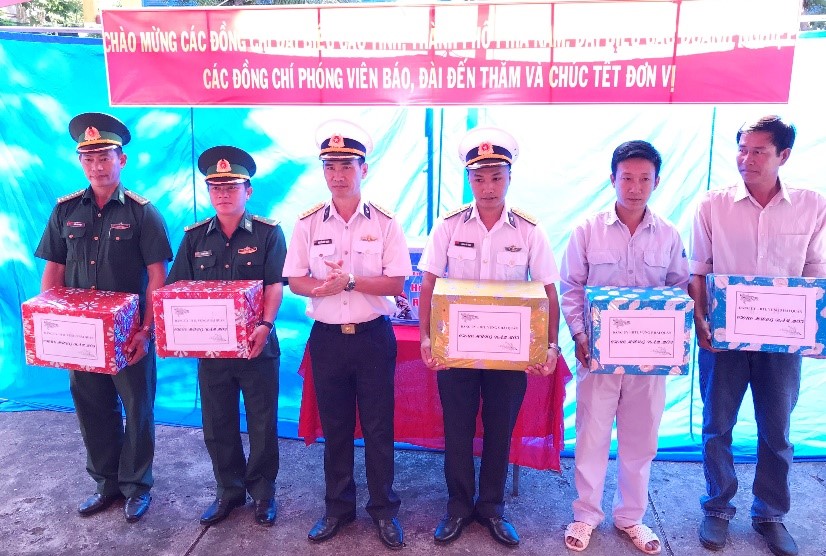 Thăm, chúc Tết các lực lượng trên đảo Hòn Chuối