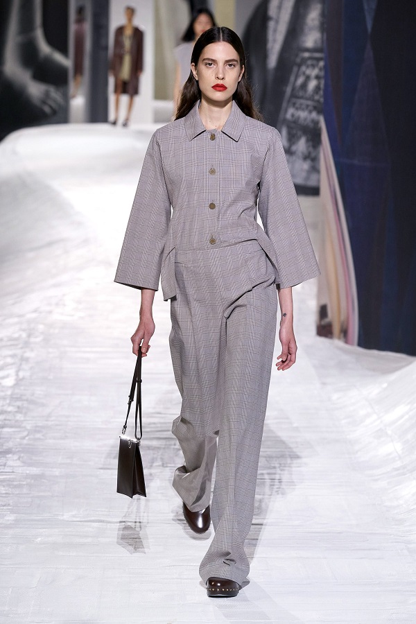 Jumpsuit là xu hướng mới cho mùa xuân 2021