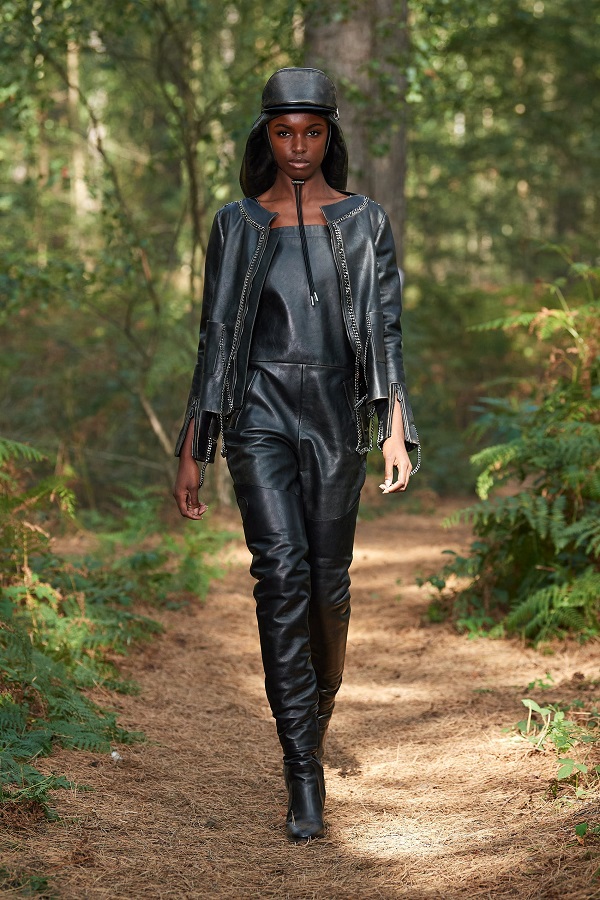 Jumpsuit là xu hướng mới cho mùa xuân 2021