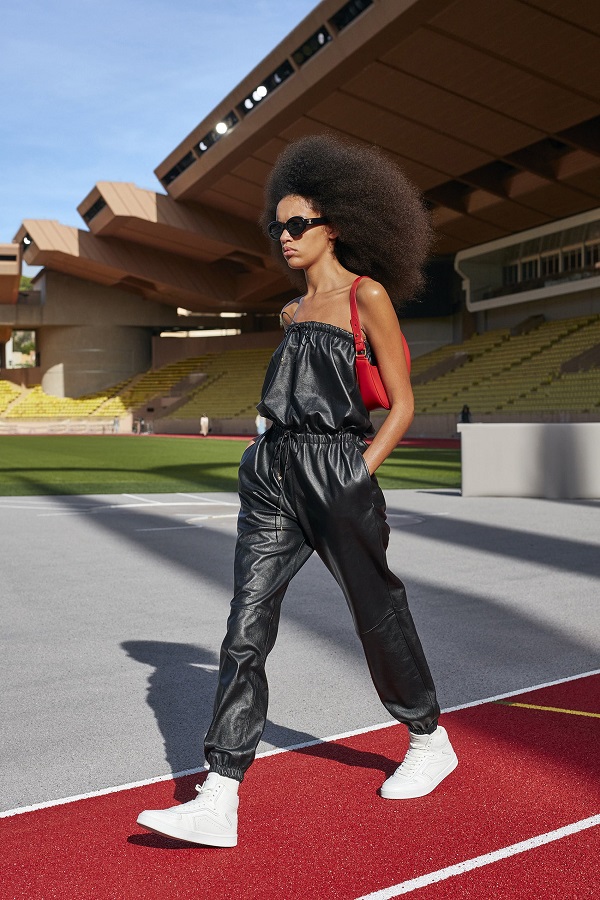Jumpsuit là xu hướng mới cho mùa xuân 2021