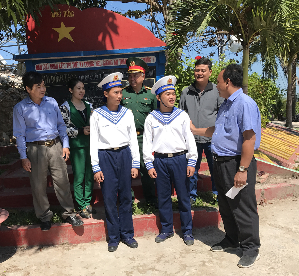 Thăm, chúc Tết các lực lượng trên đảo Nam Du