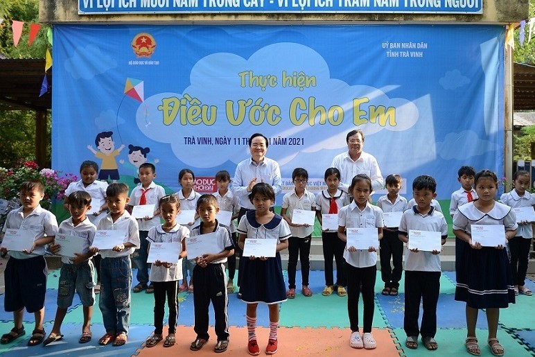 Bộ trưởng GD-ĐT tặng phòng máy tính, xe đạp cho học sinh Trà Vinh