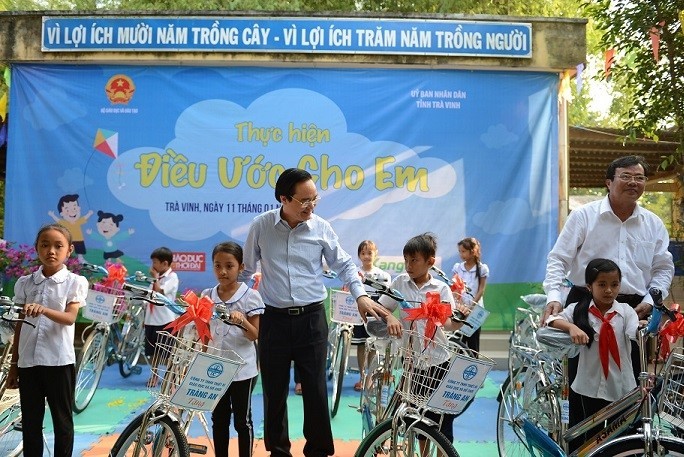 Bộ trưởng GD-ĐT tặng phòng máy tính, xe đạp cho học sinh Trà Vinh