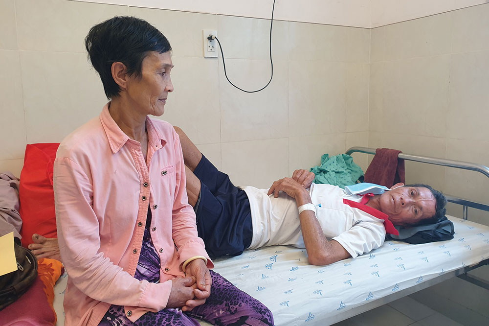 2 người đàn ông đau bệnh cần được giúp đỡ