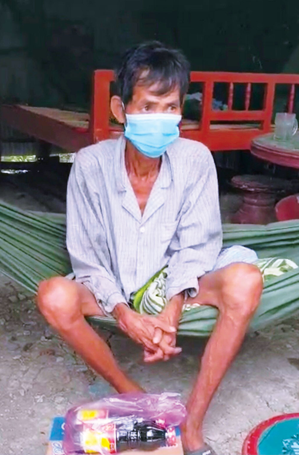 2 người đàn ông đau bệnh cần được giúp đỡ