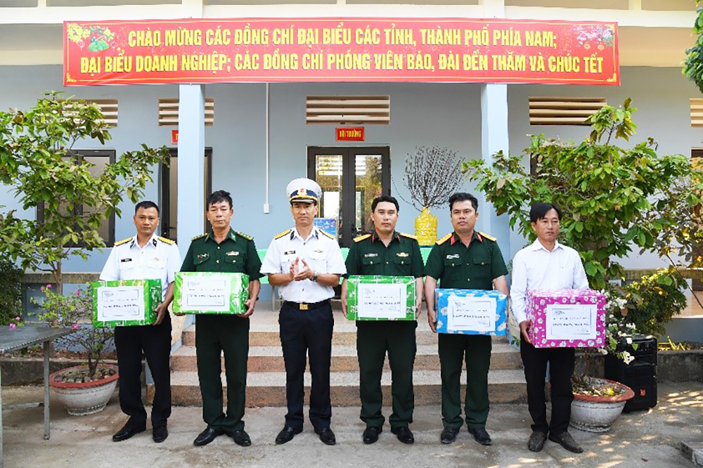 Thăm, chúc Tết cán bộ, chiến sĩ đảo Hòn Đốc