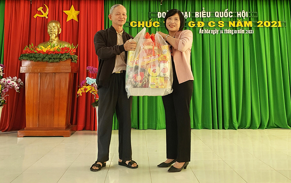 Đại biểu Quốc hội tặng quà gia đình chính sách ở Châu Thành và Châu Phú