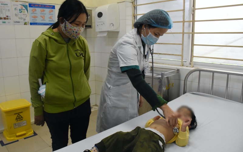 Nhiệt độ xuống thấp đột ngột, nhiều ca bệnh nhi nhập viện