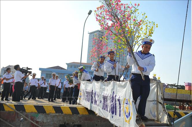 Đưa quà xuân mọi miền quê hương ra Nhà giàn DK 1