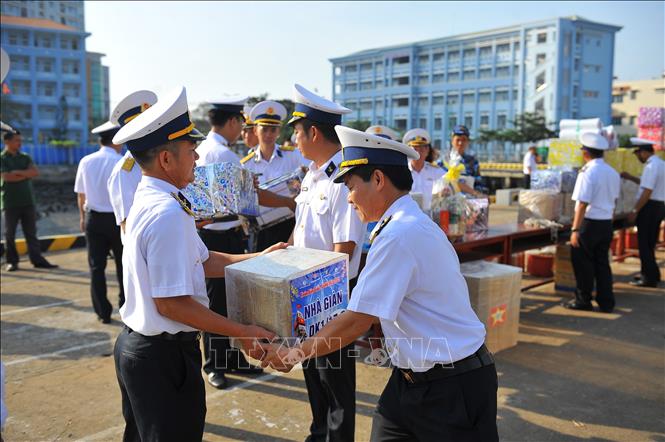 Đưa quà xuân mọi miền quê hương ra Nhà giàn DK 1