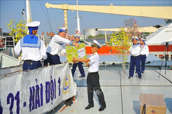 Đưa quà xuân mọi miền quê hương ra Nhà giàn DK 1