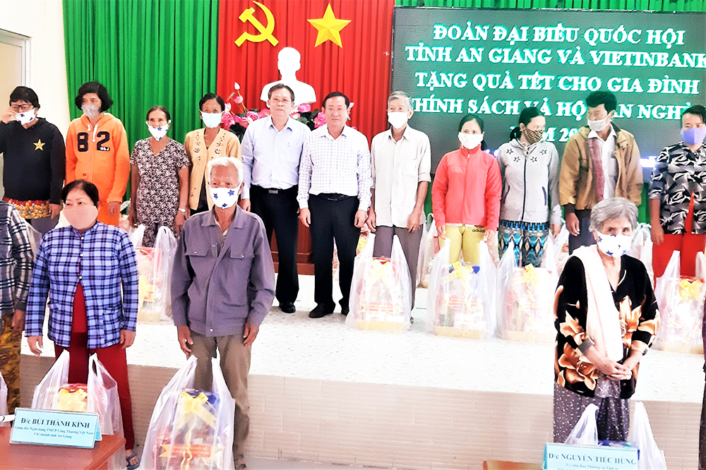 Tặng 220 phần quà cho các gia đình chính sách, hộ nghèo, cận nghèo ở TP. Châu Đốc và TX. Tân Châu