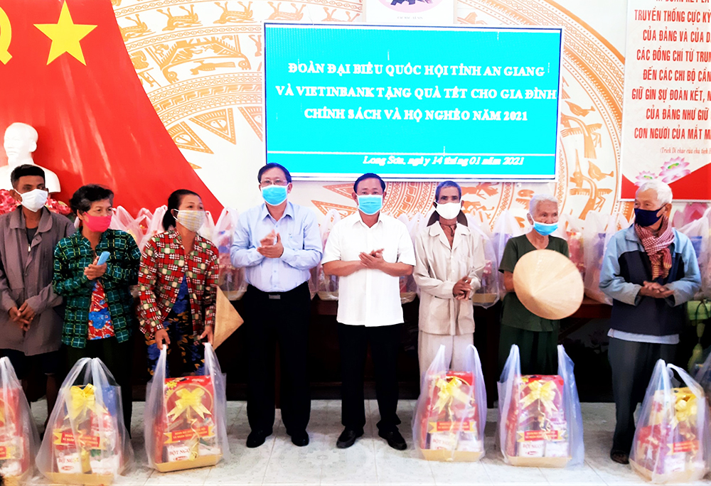Tặng 220 phần quà cho các gia đình chính sách, hộ nghèo, cận nghèo ở TP. Châu Đốc và TX. Tân Châu