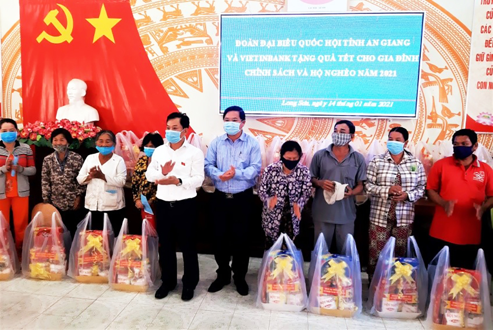 Tặng 220 phần quà cho các gia đình chính sách, hộ nghèo, cận nghèo ở TP. Châu Đốc và TX. Tân Châu