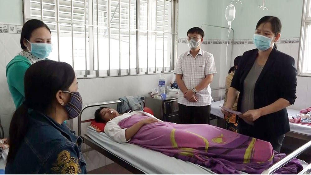 Lãnh đạo UBND huyện Châu Phú thăm, động viên và trao quà hỗ trợ các nạn nhân bị tai nạn giao thông