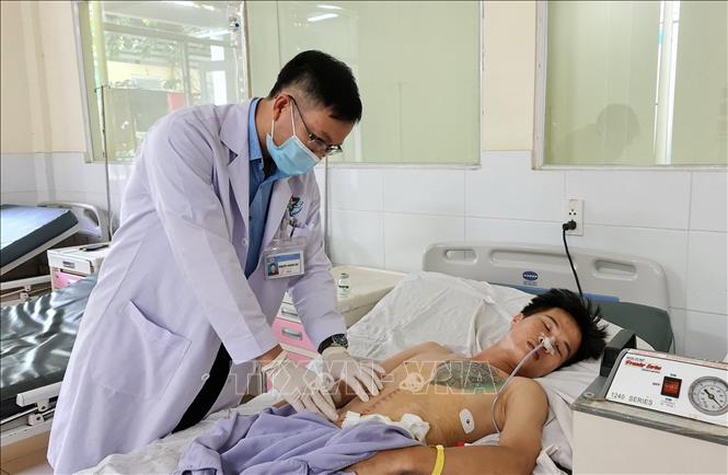 Hy hữu lấy ra 1 kg kim loại trong bụng thanh niên 27 tuổi