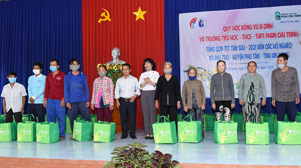 Nguyên Phó Chủ tịch nước Trương Mỹ Hoa trao quà Tết cho hộ nghèo huyện Phú Tân