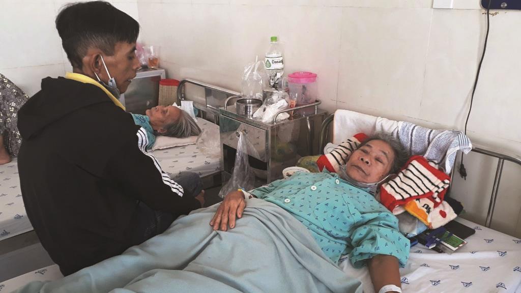 Người phụ nữ nghèo bị tai nạn giao thông cần được giúp đỡ