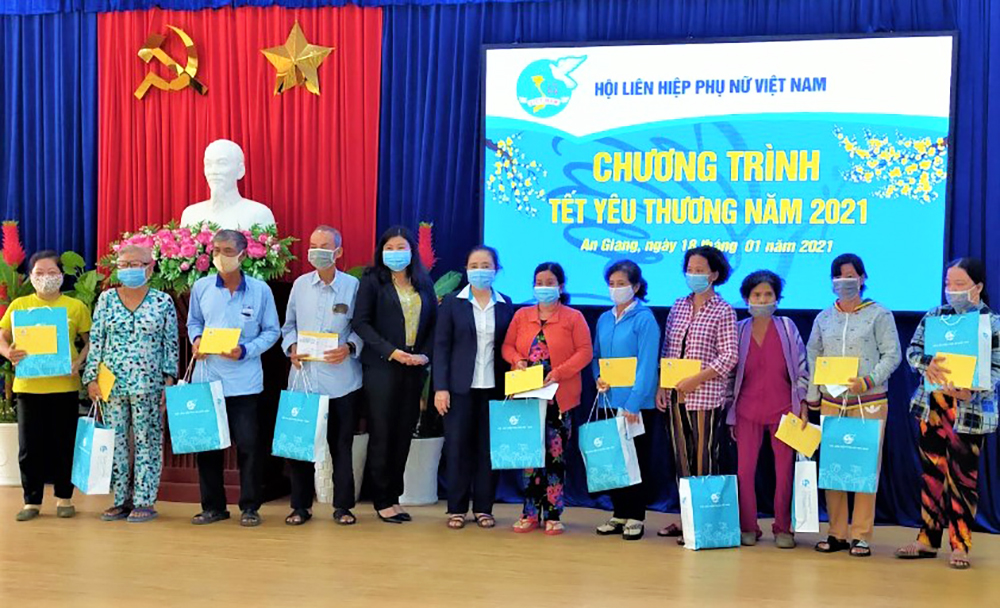 Trung ương Hội Liên hiệp Phụ nữ Việt Nam tặng quà Tết tại TP. Châu Đốc