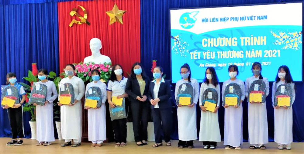 Trung ương Hội Liên hiệp Phụ nữ Việt Nam tặng quà Tết tại TP. Châu Đốc