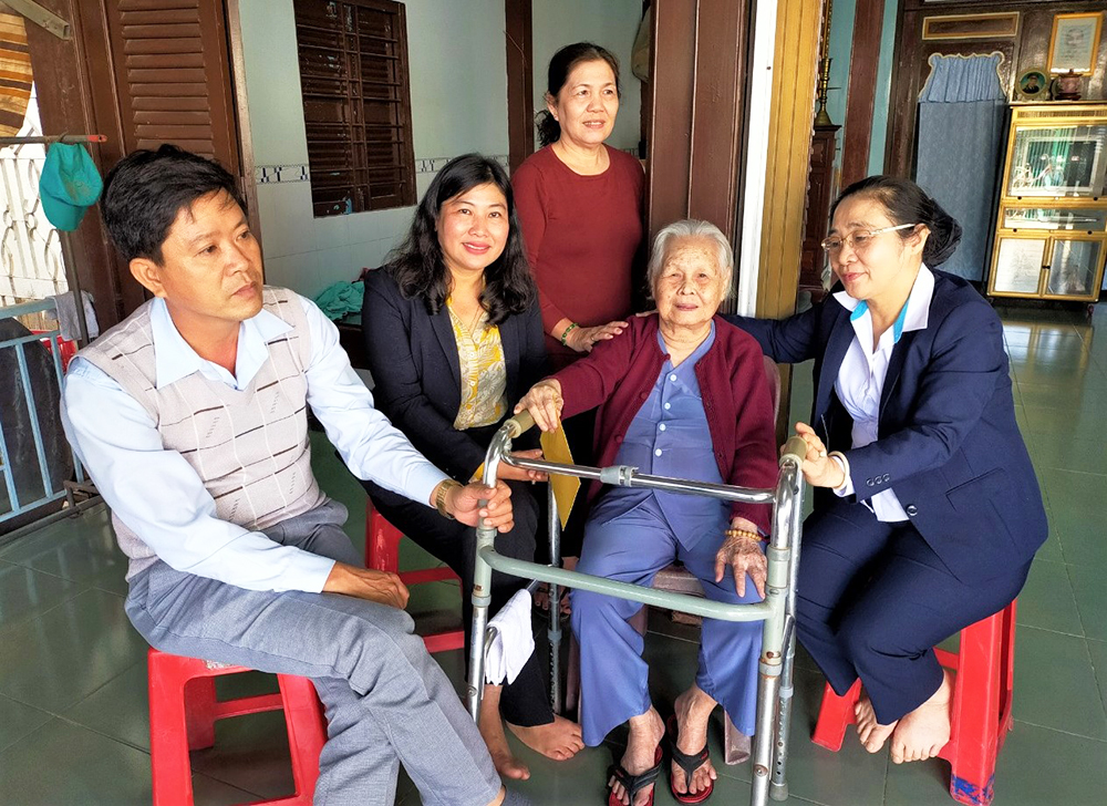 Trung ương Hội Liên hiệp Phụ nữ Việt Nam tặng quà Tết tại TP. Châu Đốc