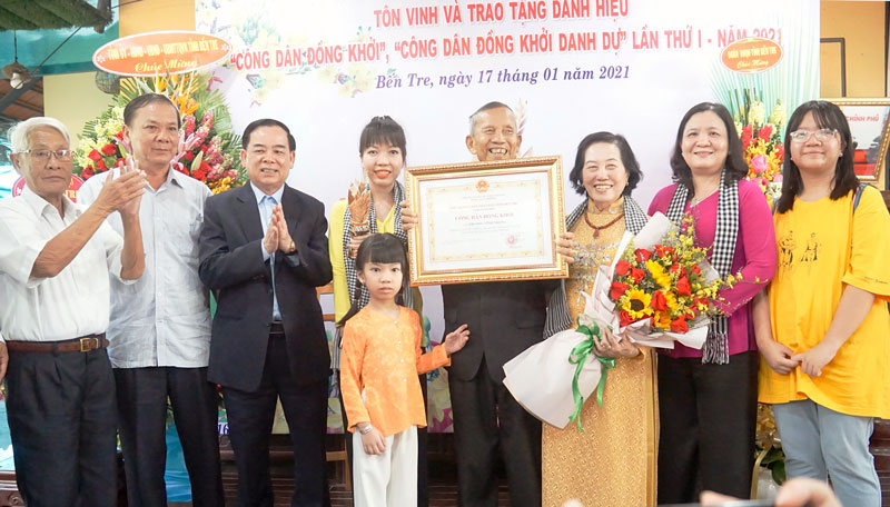 Trao danh hiệu “Công dân Đồng khởi” cho ông Trương Vĩnh Trọng
