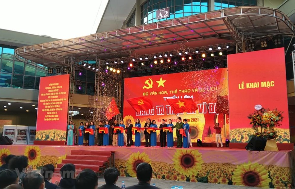 Hiểu hơn về lịch sử Đảng qua Triển lãm 'Đảng ta thật là vĩ đại'