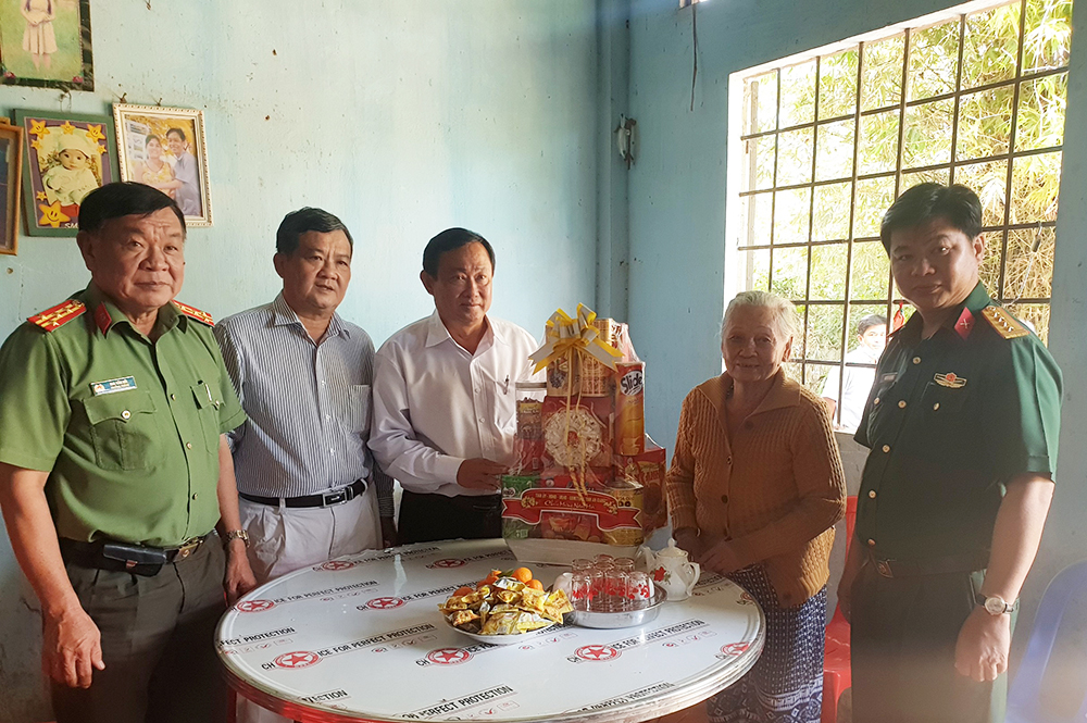 Chủ tịch UBMTTQVN tỉnh An Giang Nguyễn Tiếc Hùng thăm, chúc Tết các lực lượng vũ trang và gia đình chính sách