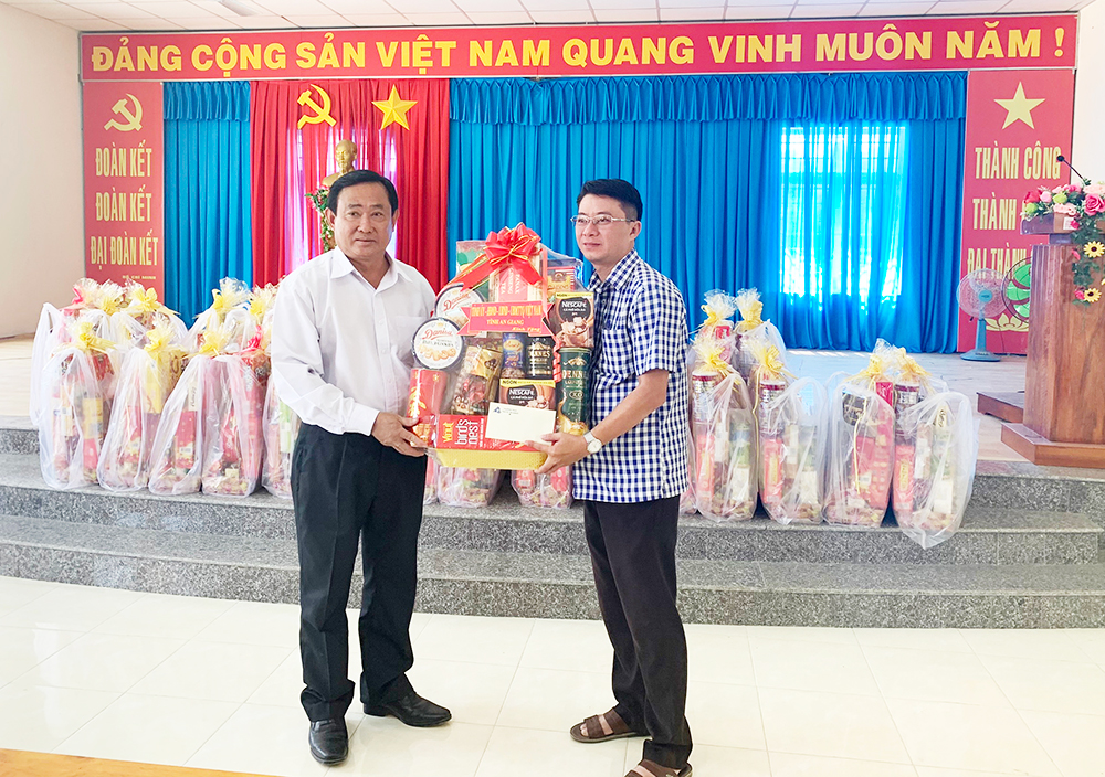 Ban Thường vụ Tỉnh ủy An Giang thăm các xã khó khăn