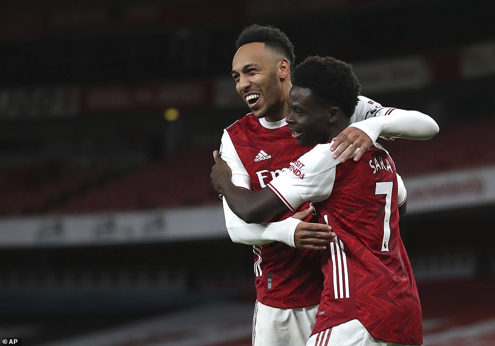 Aubameyang lập cú đúp, Arsenal bắn hạ "Chích chòe"
