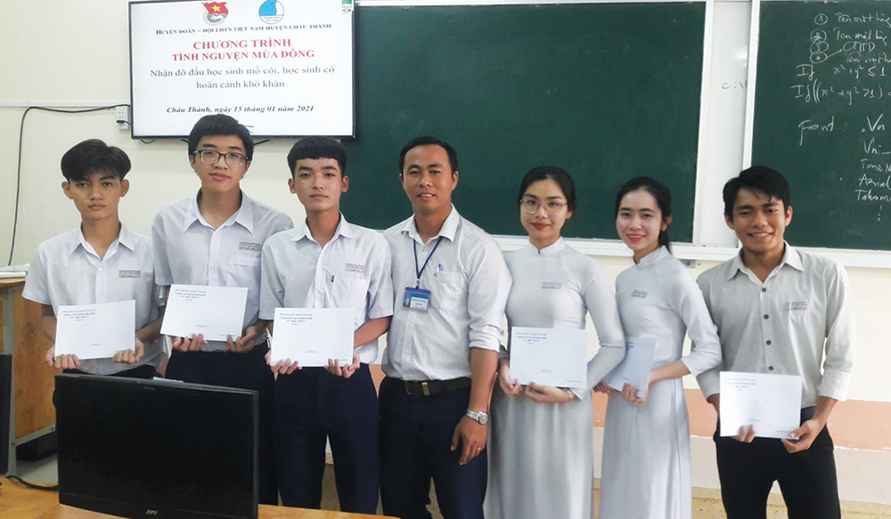 Đồng hành cùng học sinh khó khăn