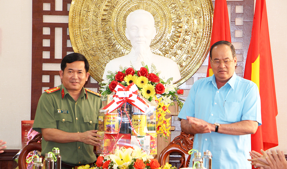 Chủ tịch UBND tỉnh An Giang Nguyễn Thanh Bình chúc Tết các đơn vị lực lượng vũ trang trên địa bàn tỉnh